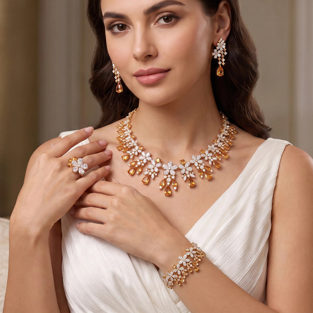 طقم كبير مرصع بأحجار الزركون البيضاء Big set embellished with a row of white zircon stones.