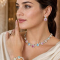 طقم بأسلوب الأزهار المشرقة والأحجار الملونة Set featuring a vibrant floral style and colorful stones.