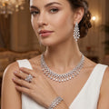 طقم مجوهرات فاخر مصمم بالكامل بأسلوب ملكي متلألئ مرصع باحجار الزركون A luxurious jewelry set, fully designed in a dazzling royal style and studded with zircon stones.