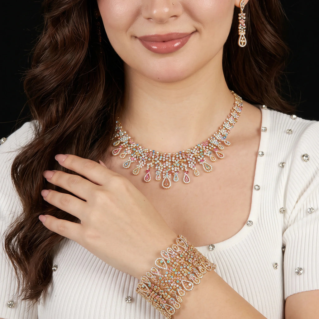 طقم كبير بأسلوب العقد المنسدل العريض مرصع بالأحجار الأبيض والكيوبِك A large set featuring a wide, cascading necklace style, embellished with white stones and cubic zirconia.