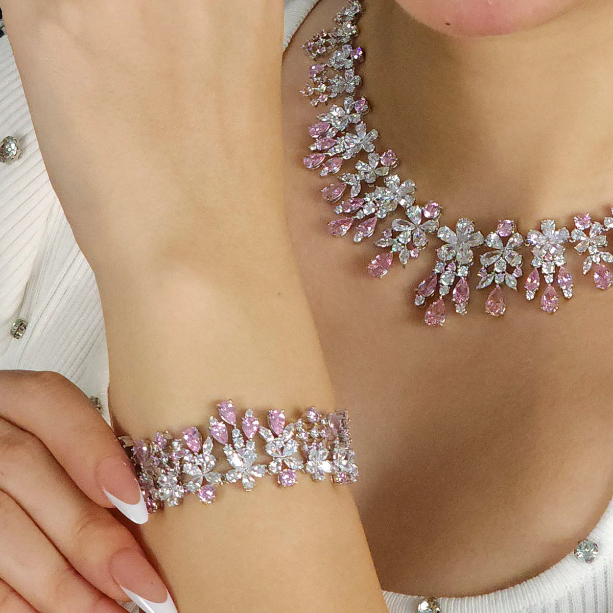 طقم كبير مرصع بأحجار الزركون البيضاء Big set embellished with a row of white zircon stones.