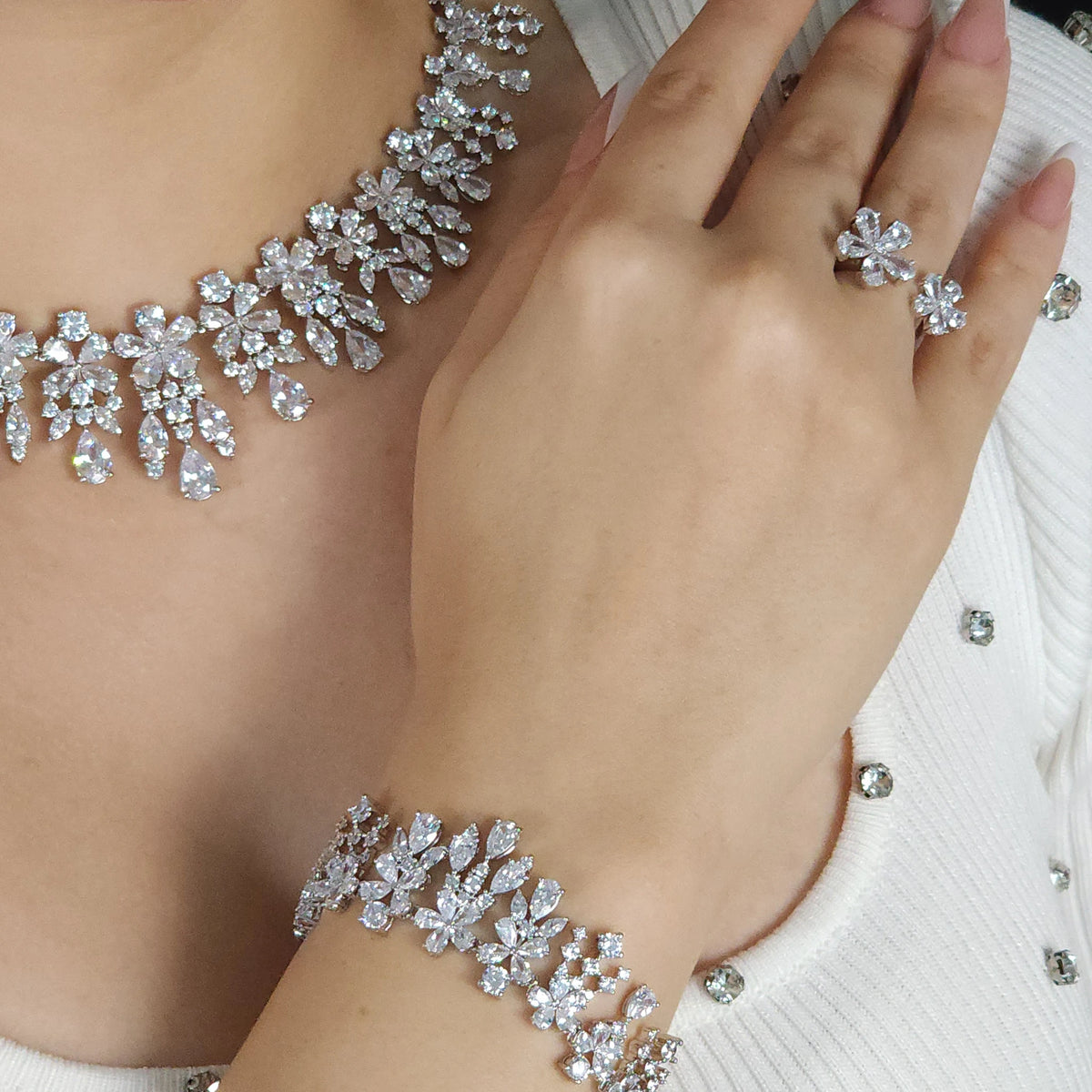 طقم كبير مرصع بأحجار الزركون البيضاء Big set embellished with a row of white zircon stones.