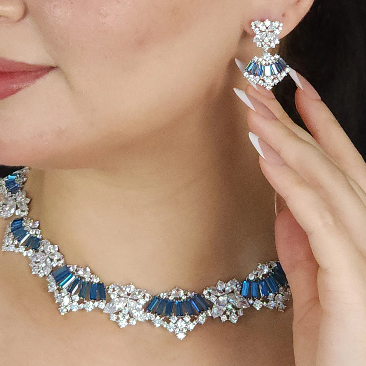 طقم طراز "آرت ديكو" العصري من احجار الزيركون الابيض والازرق Modern Art Deco-style Big-Set featuring white and blue zircon stones.
