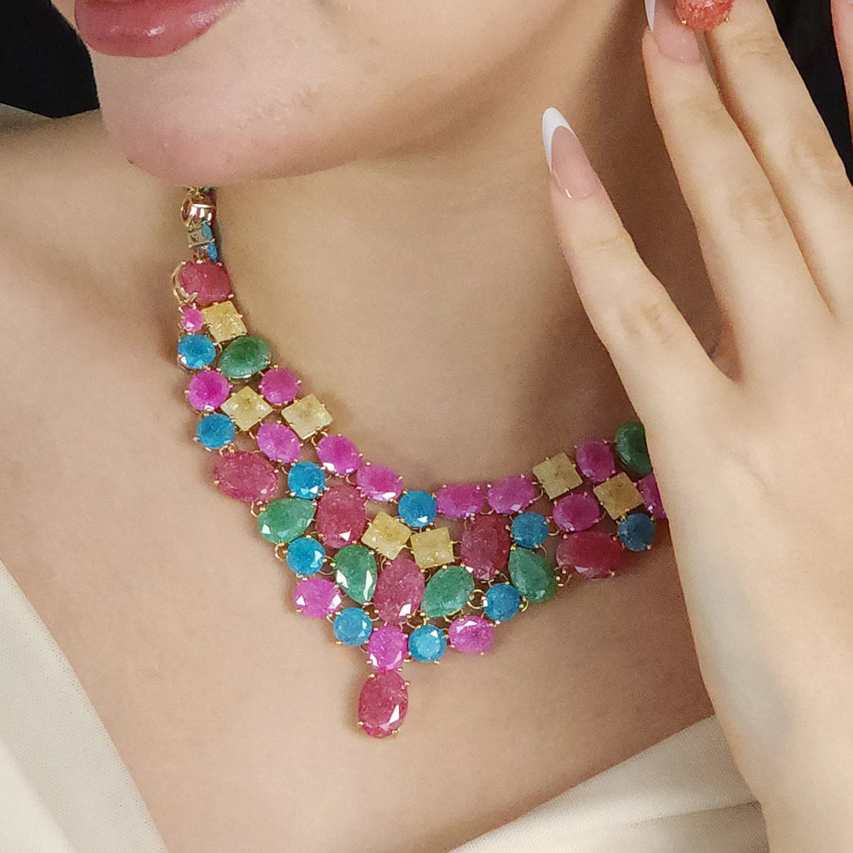 طقم عصري وجريء أسلوب المجوهرات الشرقية بالاحجار الملونة الكيوبك Modern, bold jewelry set featuring an Oriental style and colorful cubic stones.