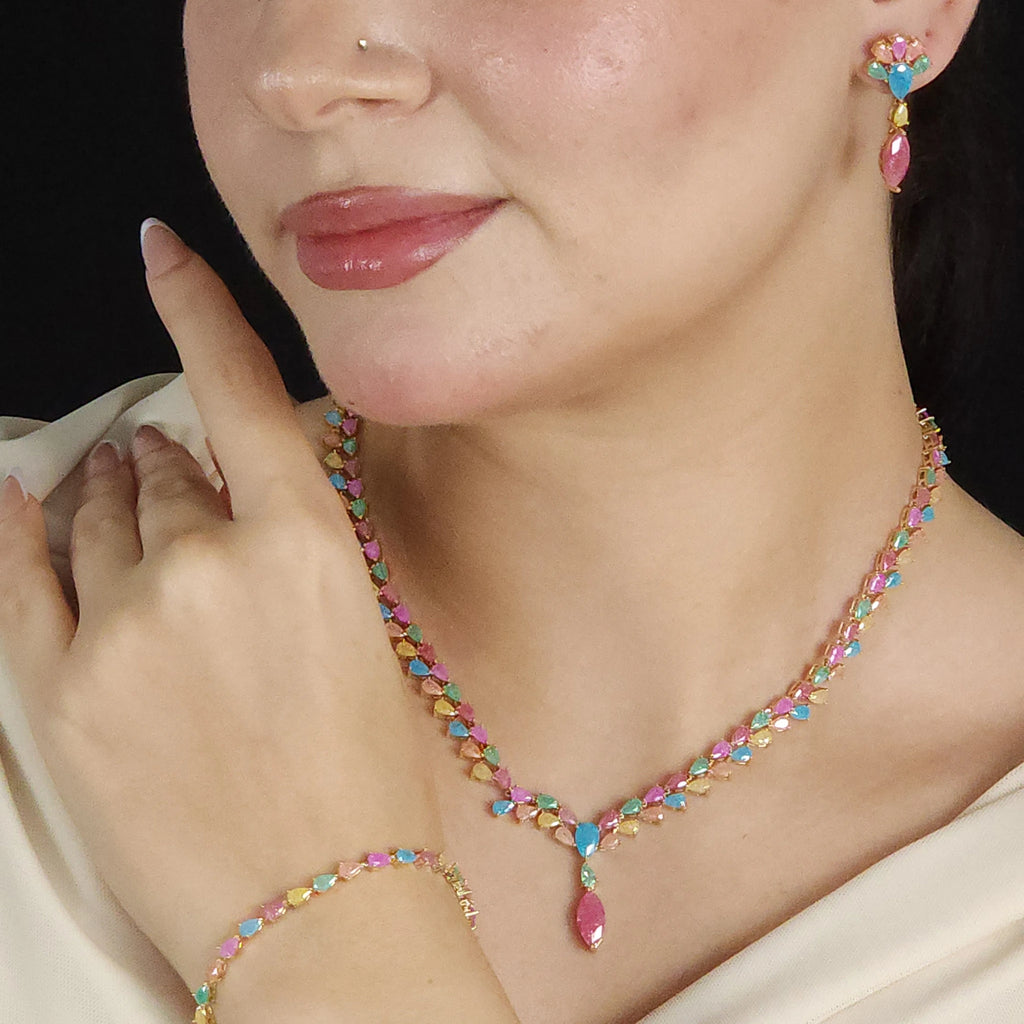 طقم مجوهرات باحجار الكيوبك الملونة بأسلوب الباستيل المتدرج Jewelry set featuring colored cubic zirconia stones in a gradient pastel style.