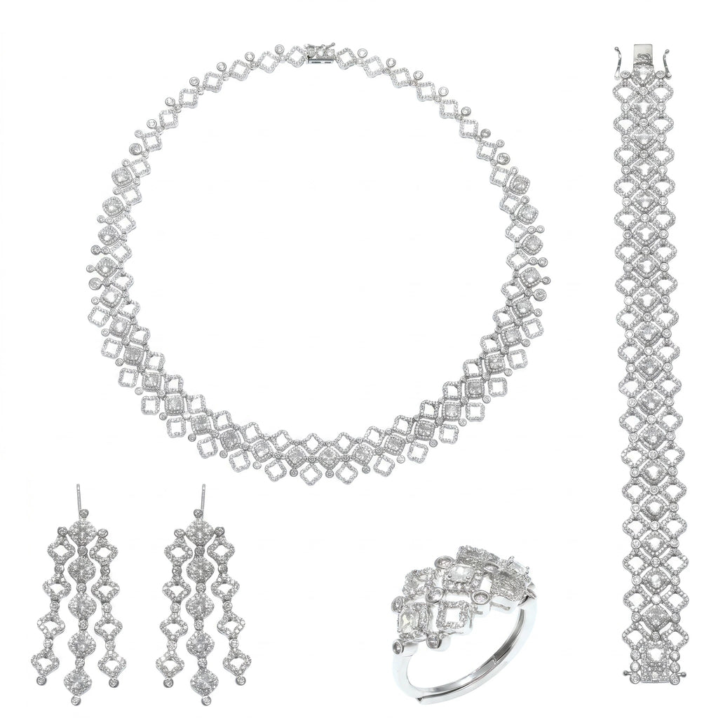 طقم كبير مرصع كثيف وعالي البريق بأحجار الزركون الابيض High-luster Big-set densely studded with white zircon stones.