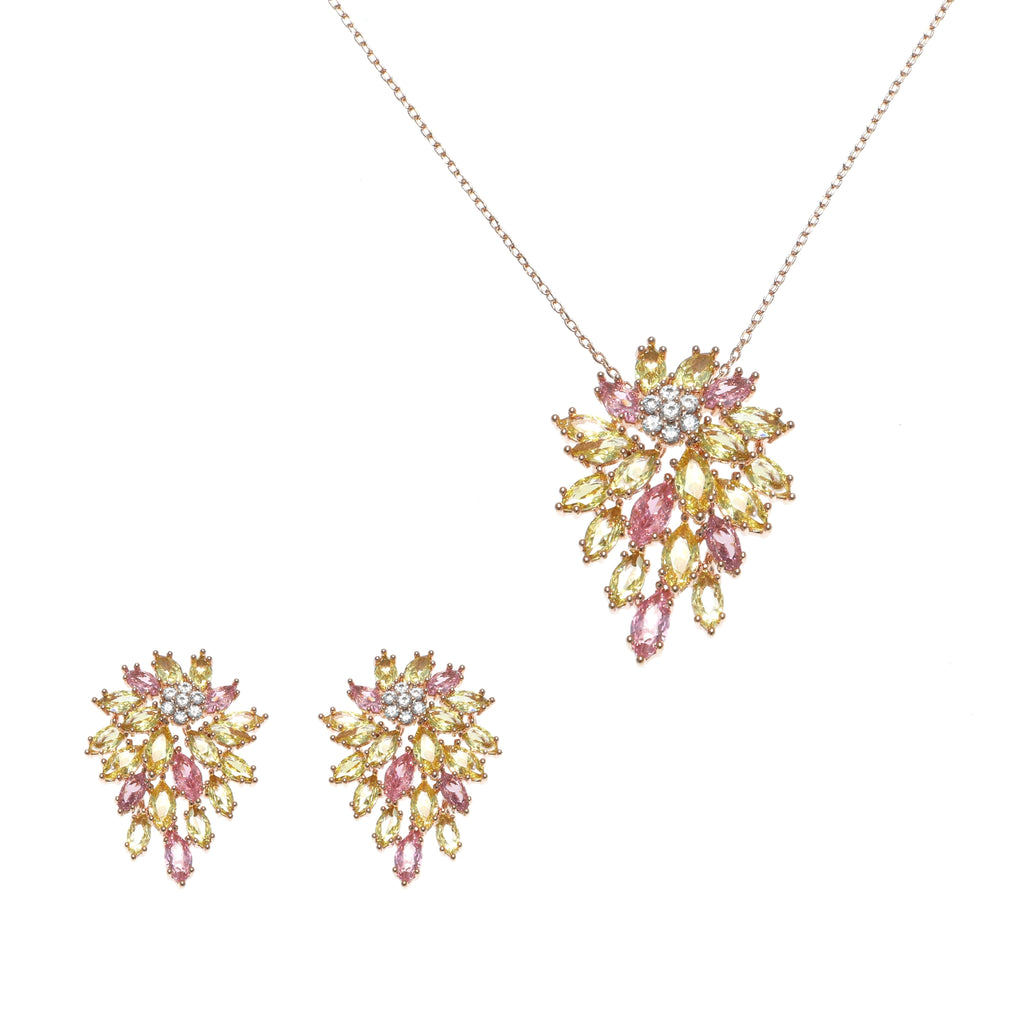 طقم مجوهرات مبتكر بأسلوب العناقيد المنسدلة المستوحاة من الطبيعة والأوراق الخريفية Innovative jewelry set featuring a cascading cluster design inspired by nature and autumn leaves.