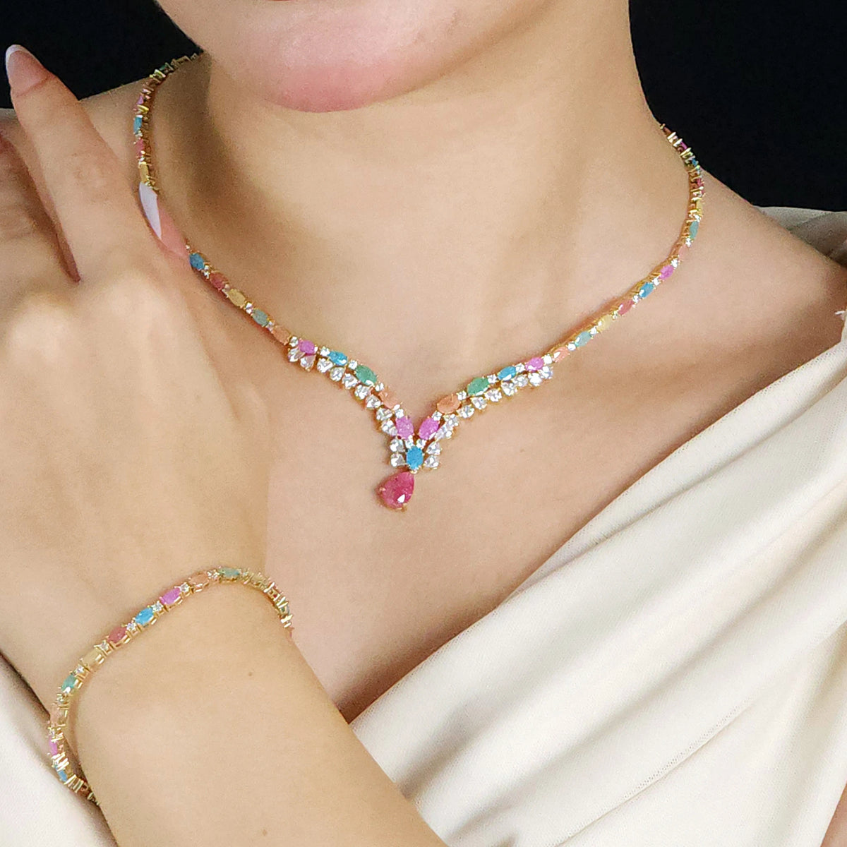 طقم مجوهرات رقيق وعصري يجمع بين نعومة التصميم ورقي الألوان Delicate and modern jewelry Set that combines graceful design with sophisticated colors,