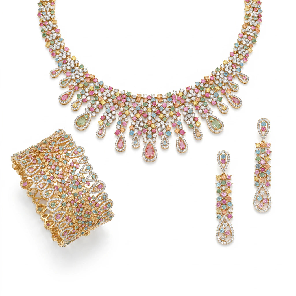 طقم كبير بأسلوب العقد المنسدل العريض مرصع بالأحجار الأبيض والكيوبِك A large set featuring a wide, cascading necklace style, embellished with white stones and cubic zirconia.