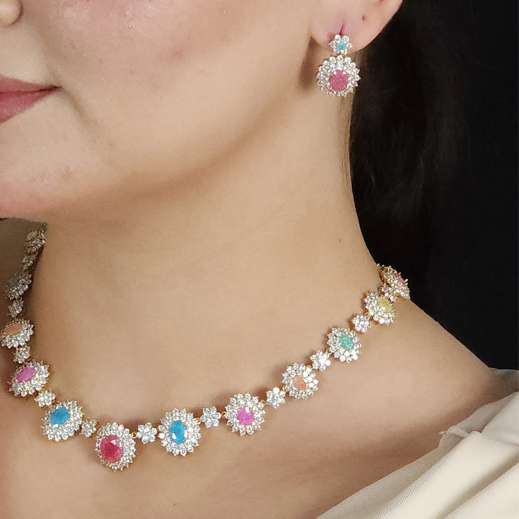 طقم بأسلوب الأزهار المشرقة والأحجار الملونة Set featuring a vibrant floral style and colorful stones.