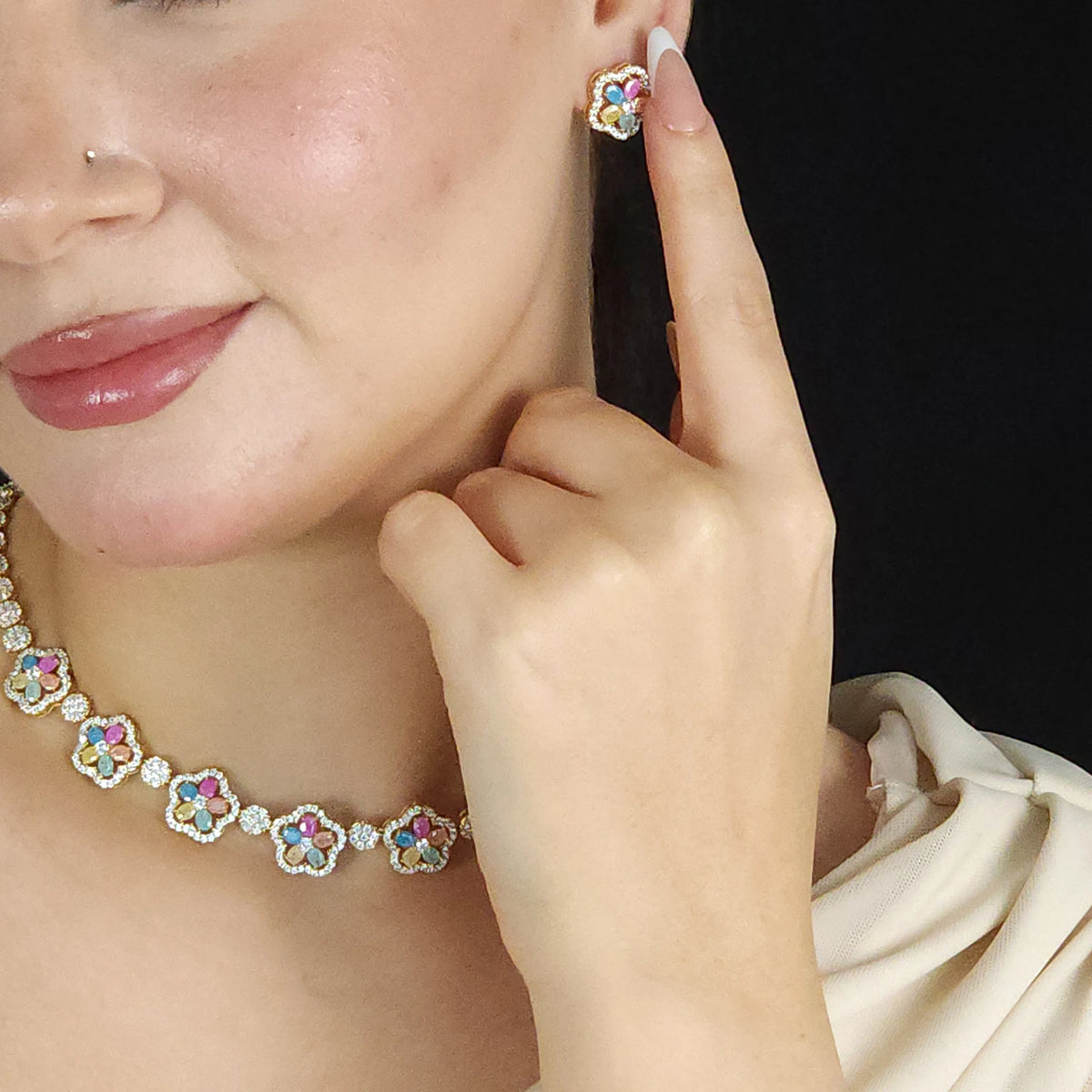 طقم مبهج ببريق الزركون الأبيض واحجار الكيوبك الملونة Delightful Set featuring the sparkle of white zircon and colorful cubic stones.