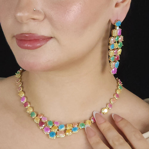 طقم جذاب بالطابع العصري الملون واحجار الزركون واحجار الكويبك Attractive jewelry Set featuring a colorful, modern style, adorned with zircon and cubic zirconia stones.