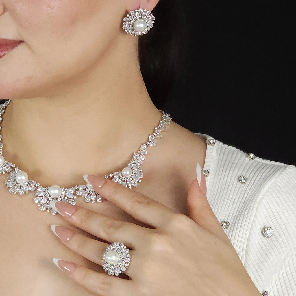 طقم فاخر كلاسيكي من اللؤلؤ الأبيض وأحجار الزركون الشفافة Luxurious, classic Big-set featuring white pearls and clear zircon stones,
