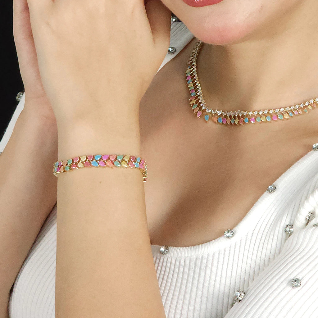 طقم مجوهرات عصري من احجار الزركون والاحجار الملونة الكيوبك Modern jewelry set featuring zircon and colored cubic stones.