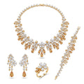 طقم كبير مرصع بأحجار الزركون البيضاء Big set embellished with a row of white zircon stones.