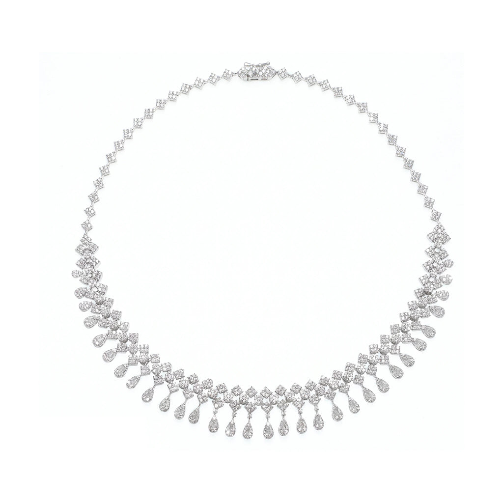 طقم مجوهرات فاخر مصمم بالكامل بأسلوب ملكي متلألئ مرصع باحجار الزركون A luxurious jewelry set, fully designed in a dazzling royal style and studded with zircon stones.