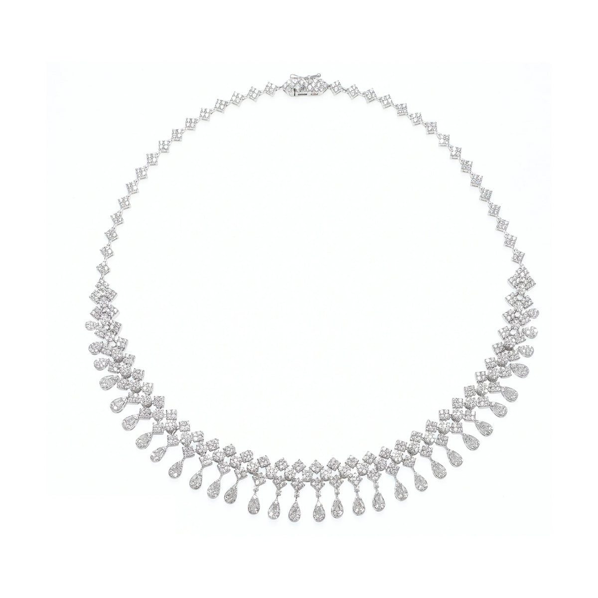 طقم مجوهرات فاخر مصمم بالكامل بأسلوب ملكي متلألئ مرصع باحجار الزركون A luxurious jewelry set, fully designed in a dazzling royal style and studded with zircon stones.