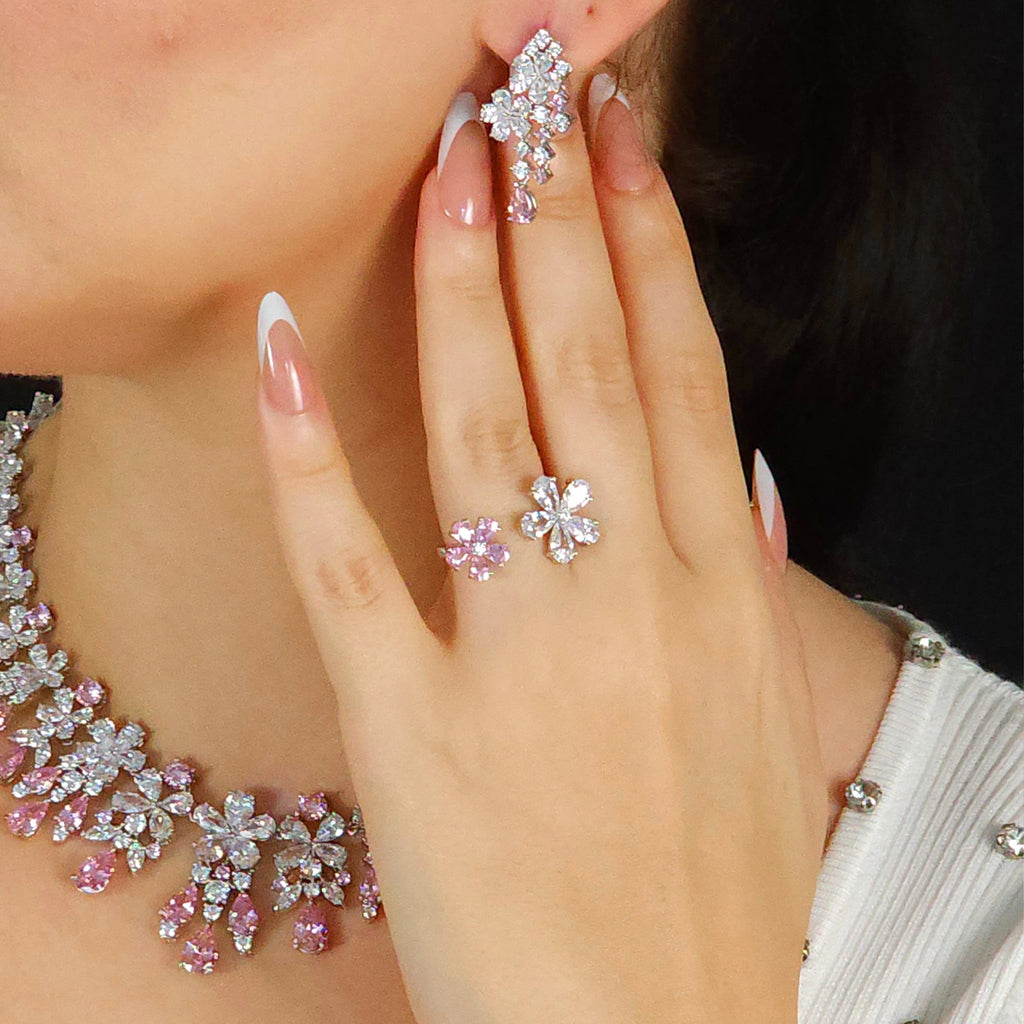 طقم كبير مرصع بأحجار الزركون البيضاء Big set embellished with a row of white zircon stones.