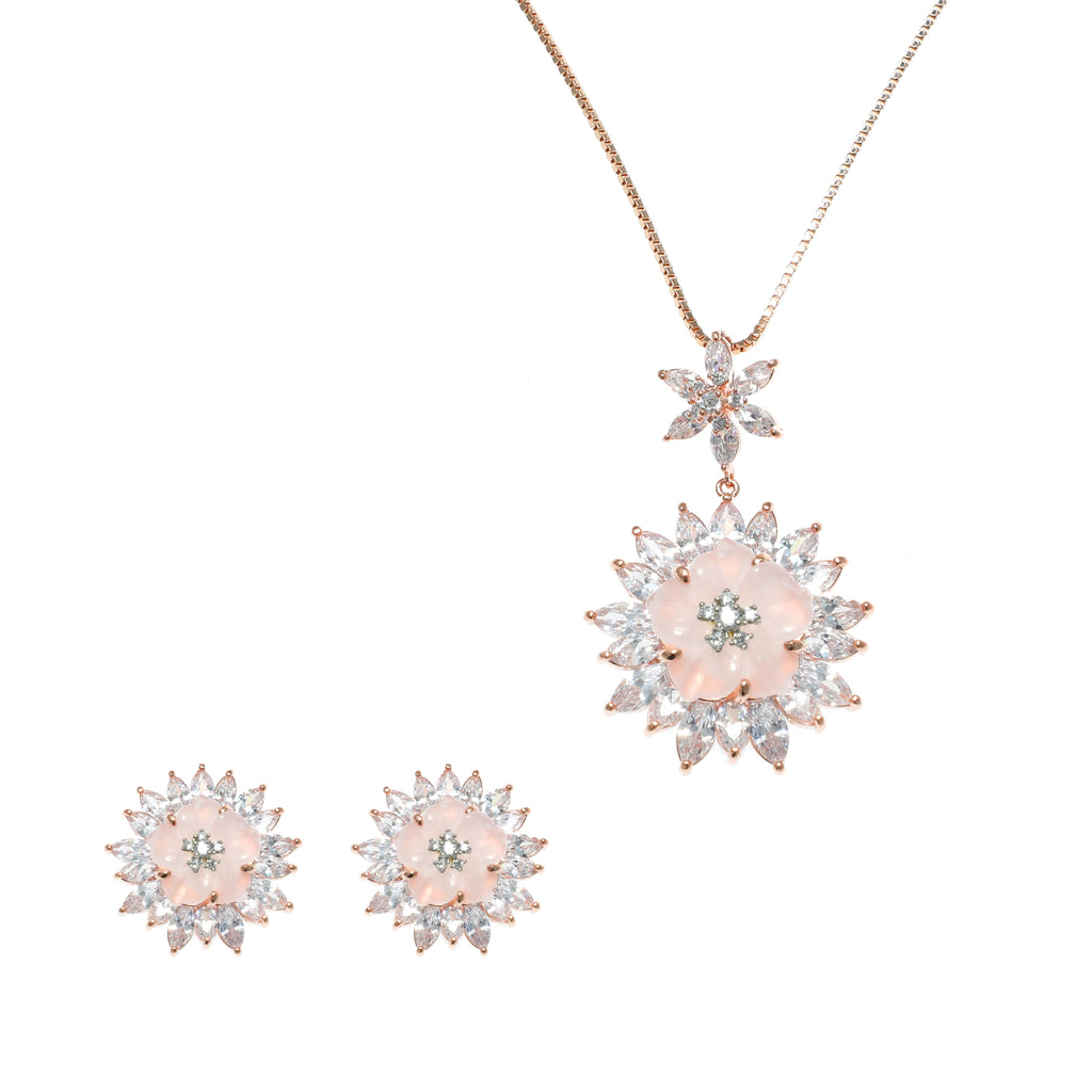 طقم مجوهرات فخم ينتمي إلى أسلوب التصاميم الزهرية الشمسية وأحجار الزركون الشفافة Luxurious jewelry set featuring a floral-sunburst design and clear zircon stones.