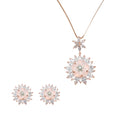 طقم مجوهرات فخم ينتمي إلى أسلوب التصاميم الزهرية الشمسية وأحجار الزركون الشفافة Luxurious jewelry set featuring a floral-sunburst design and clear zircon stones.