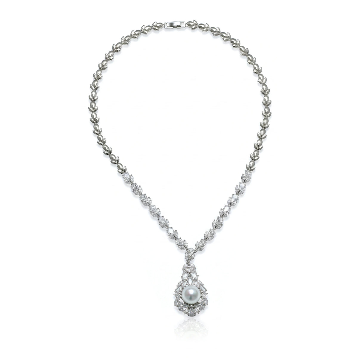 طقم فاخر كلاسيكي من احجار الزركون و اللؤلؤ Luxurious, classic Big-set featuring zircon stones and pearls.