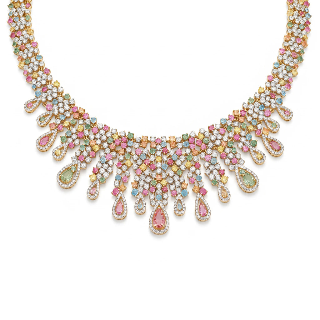 طقم كبير بأسلوب العقد المنسدل العريض مرصع بالأحجار الأبيض والكيوبِك A large set featuring a wide, cascading necklace style, embellished with white stones and cubic zirconia.