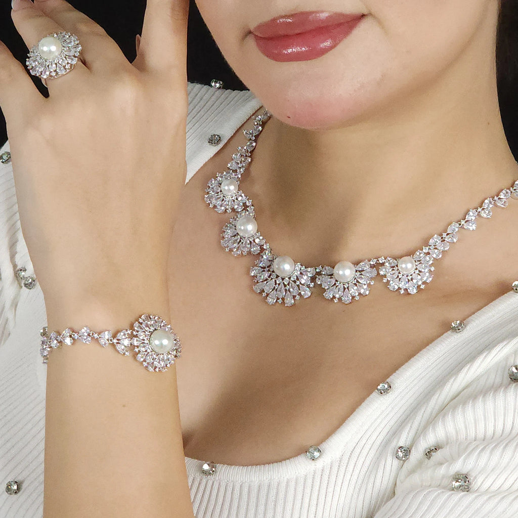 طقم فاخر كلاسيكي من اللؤلؤ الأبيض وأحجار الزركون الشفافة Luxurious, classic Big-set featuring white pearls and clear zircon stones,