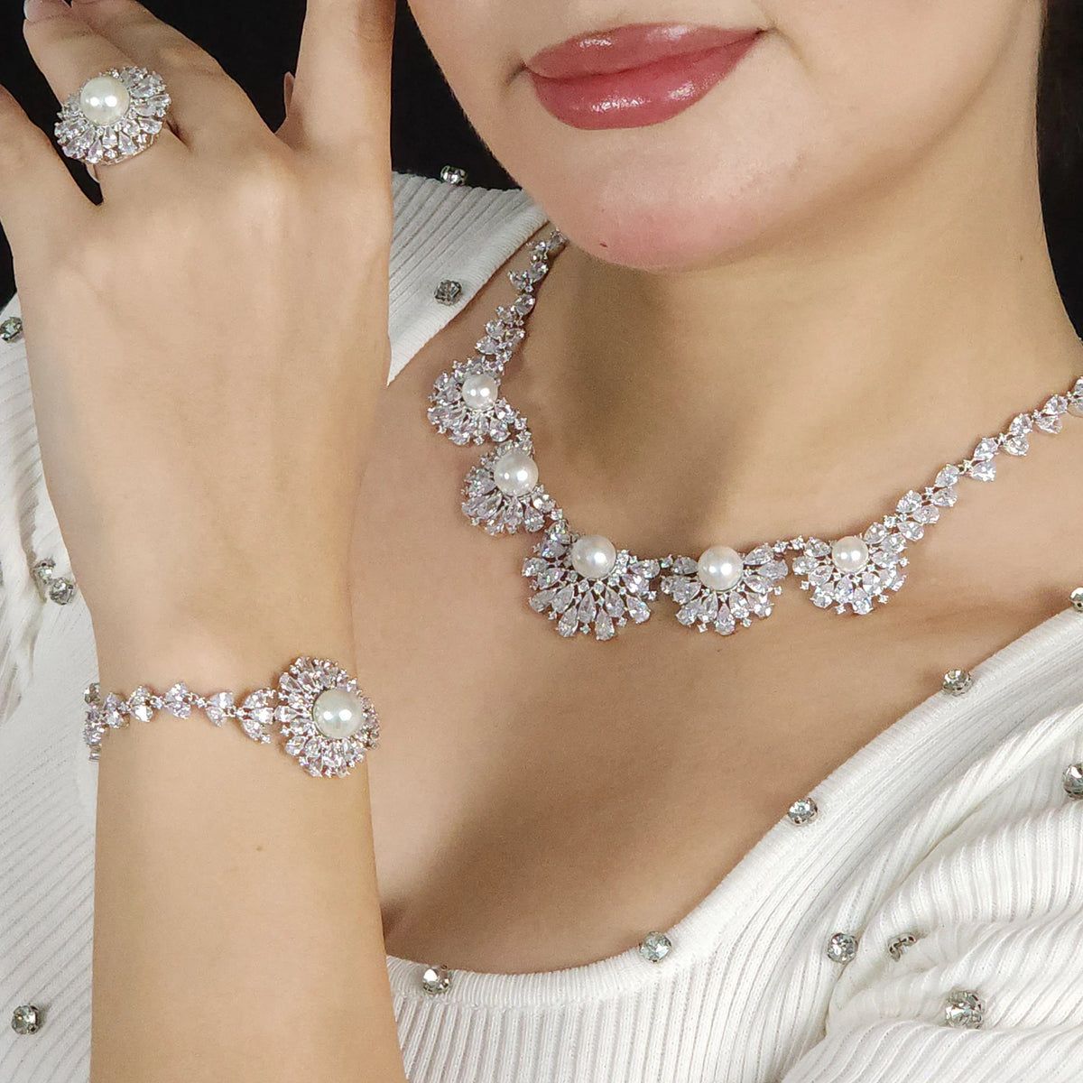 طقم فاخر كلاسيكي من اللؤلؤ الأبيض وأحجار الزركون الشفافة Luxurious, classic Big-set featuring white pearls and clear zircon stones,