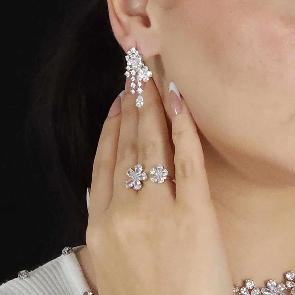 طقم كبير مرصع بأحجار الزركون البيضاء Big set embellished with a row of white zircon stones.