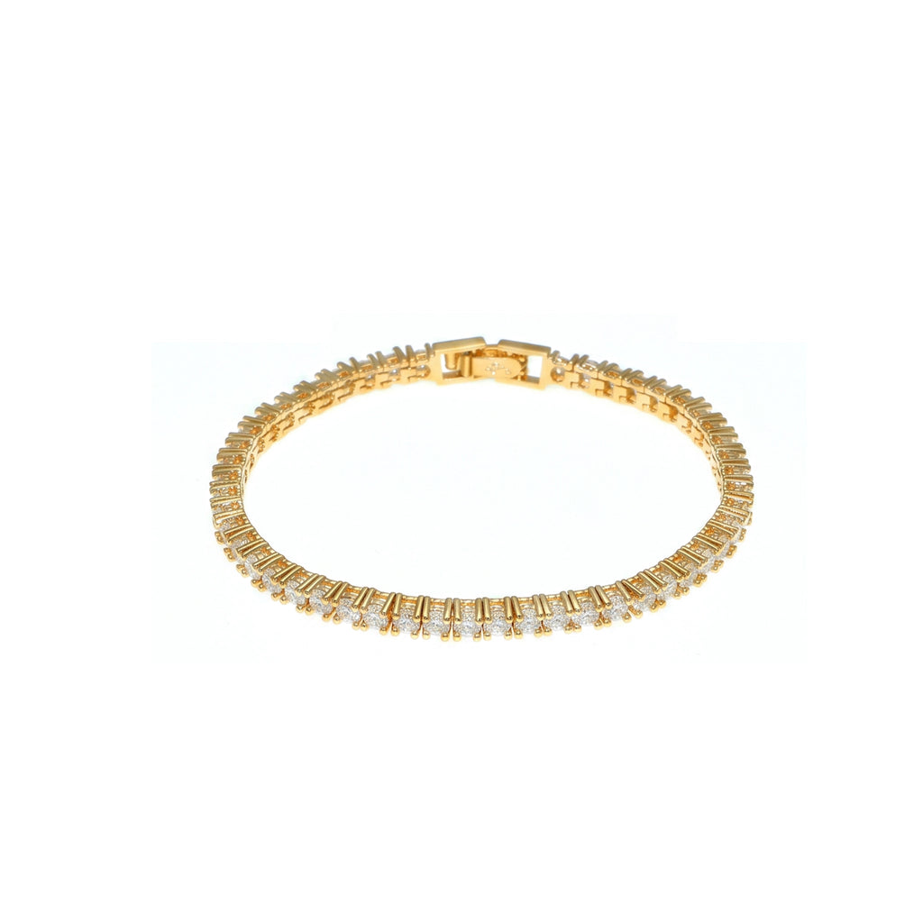 طقم مجوهرات مرصع بالأحجار البيضاء الشفافة Classic Jewelry Big-Set studded with clear white stones.