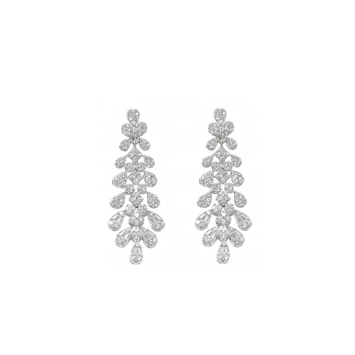طقم مجوهرات فاخر مصمم بالكامل بأسلوب ملكي متلألئ مرصع باحجار الزركون A luxurious jewelry set, fully designed in a dazzling royal style and studded with zircon stones.