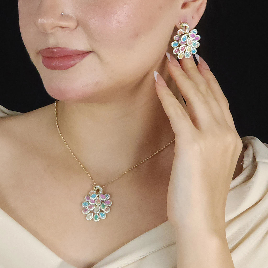 طقم مجوهرات بالأحجار الملونة بدرجات الباستيل الزاهية Jewelry set featuring gemstones in vibrant pastel shades.