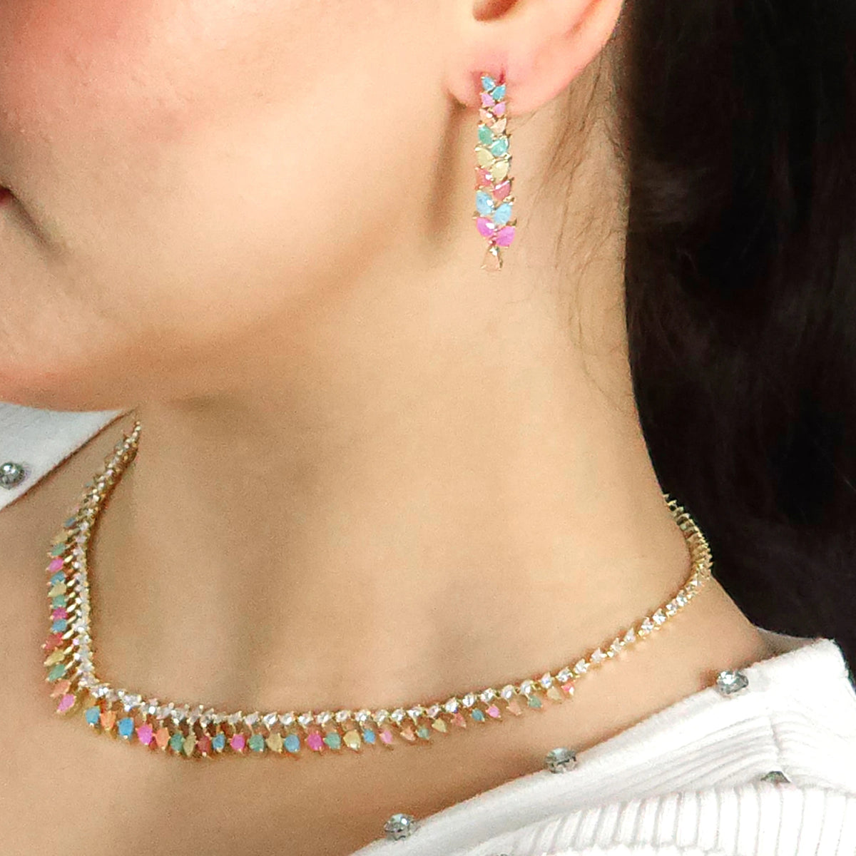 طقم مجوهرات عصري من احجار الزركون والاحجار الملونة الكيوبك Modern jewelry set featuring zircon and colored cubic stones.