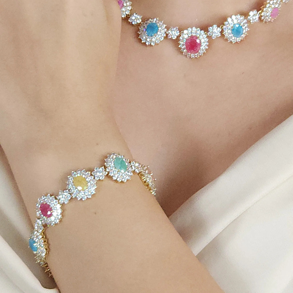 طقم بأسلوب الأزهار المشرقة والأحجار الملونة Set featuring a vibrant floral style and colorful stones.