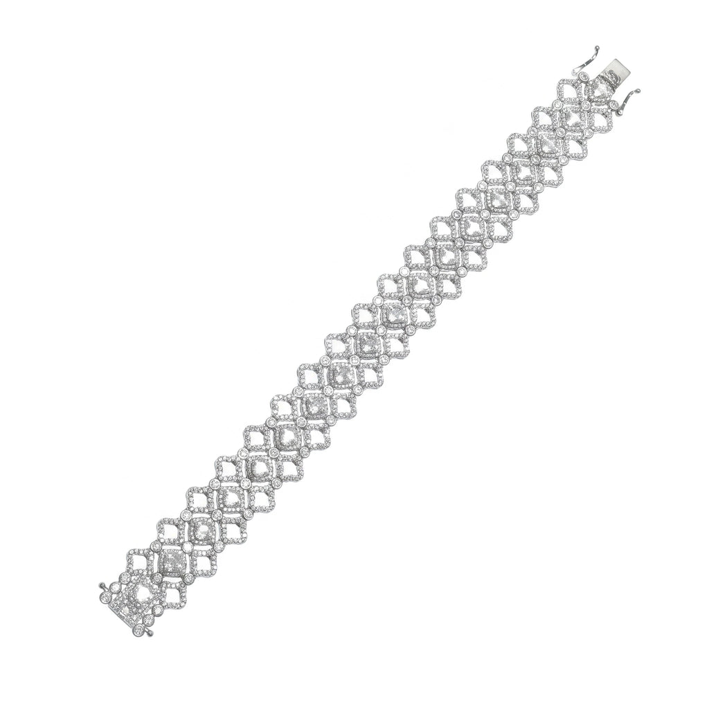 طقم كبير مرصع كثيف وعالي البريق بأحجار الزركون الابيض High-luster Big-set densely studded with white zircon stones.