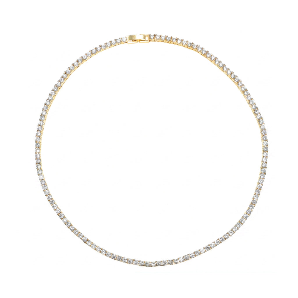 طقم مجوهرات مرصع بالأحجار البيضاء الشفافة Classic Jewelry Big-Set studded with clear white stones.