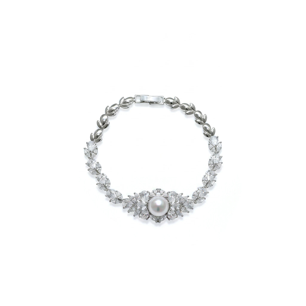 طقم فاخر كلاسيكي من احجار الزركون و اللؤلؤ Luxurious, classic Big-set featuring zircon stones and pearls.