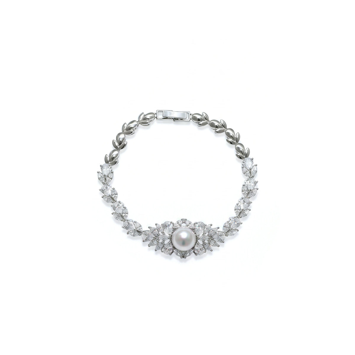 طقم فاخر كلاسيكي من احجار الزركون و اللؤلؤ Luxurious, classic Big-set featuring zircon stones and pearls.