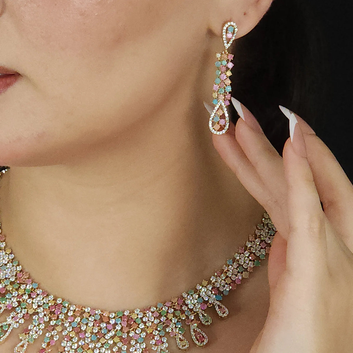 طقم كبير بأسلوب العقد المنسدل العريض مرصع بالأحجار الأبيض والكيوبِك A large set featuring a wide, cascading necklace style, embellished with white stones and cubic zirconia.