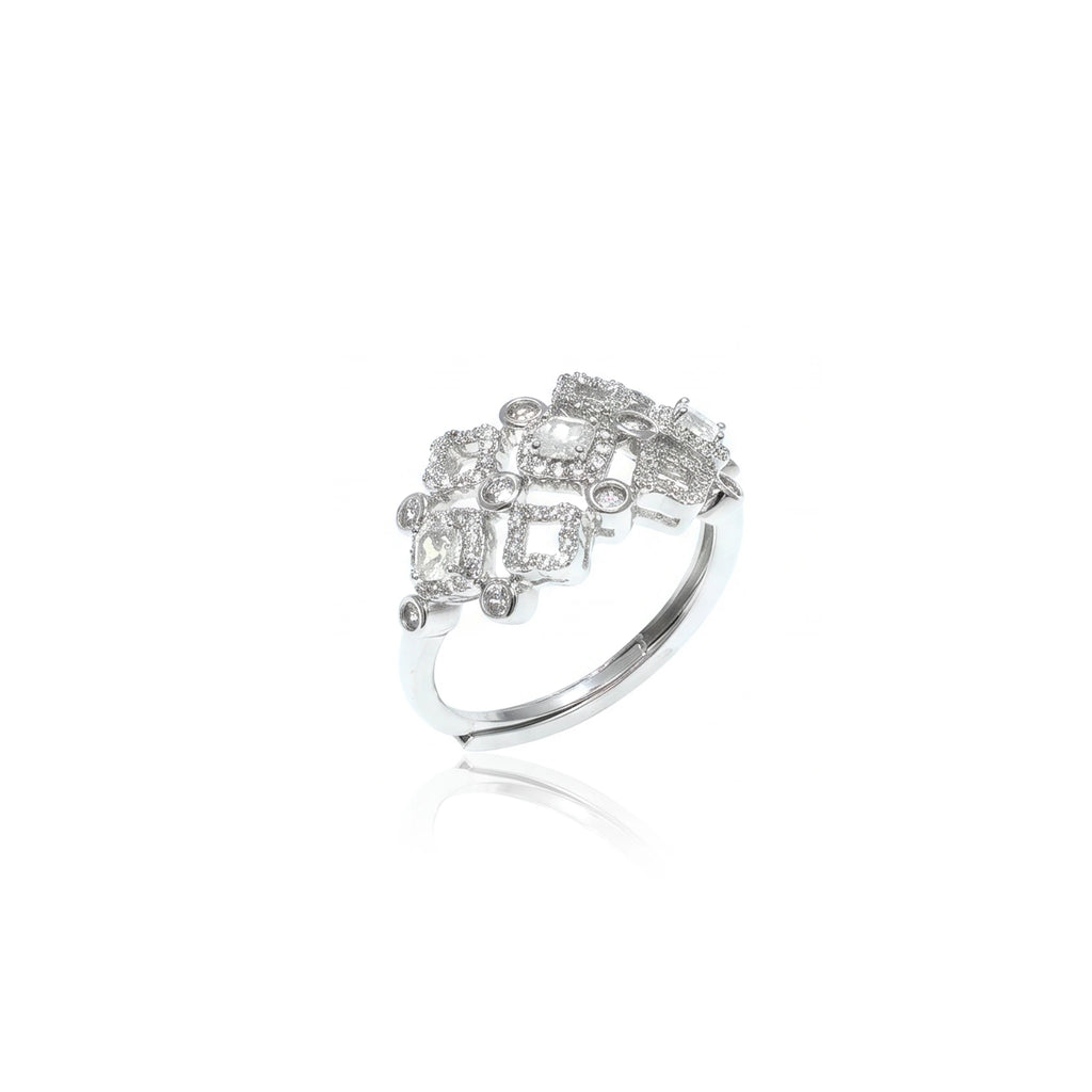طقم كبير مرصع كثيف وعالي البريق بأحجار الزركون الابيض High-luster Big-set densely studded with white zircon stones.