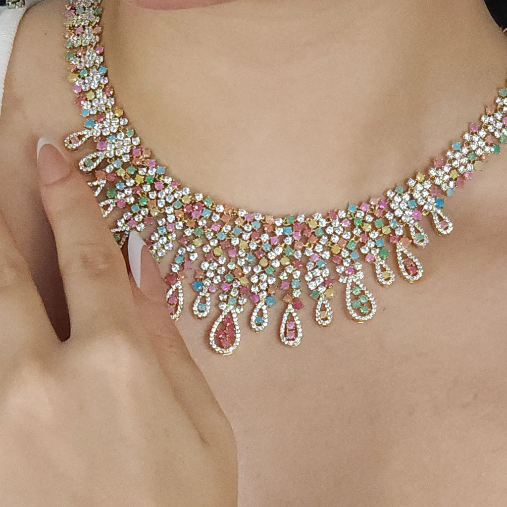 طقم كبير بأسلوب العقد المنسدل العريض مرصع بالأحجار الأبيض والكيوبِك A large set featuring a wide, cascading necklace style, embellished with white stones and cubic zirconia.