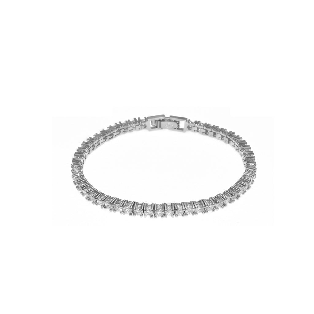 طقم مجوهرات مرصع بالأحجار البيضاء الشفافة Classic Jewelry Big-Set studded with clear white stones.
