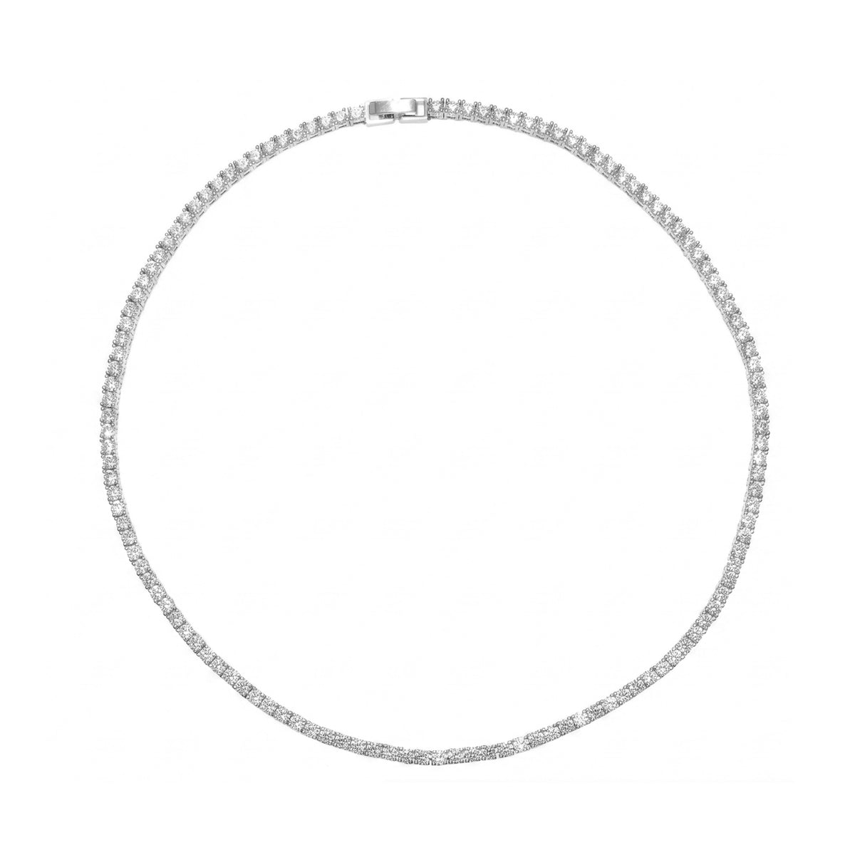 طقم مجوهرات مرصع بالأحجار البيضاء الشفافة Classic Jewelry Big-Set studded with clear white stones.