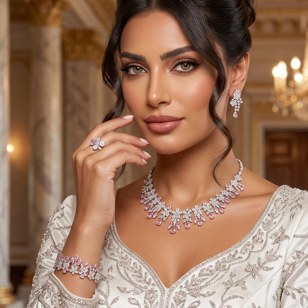 طقم كبير مرصع بأحجار الزركون البيضاء Big set embellished with a row of white zircon stones.