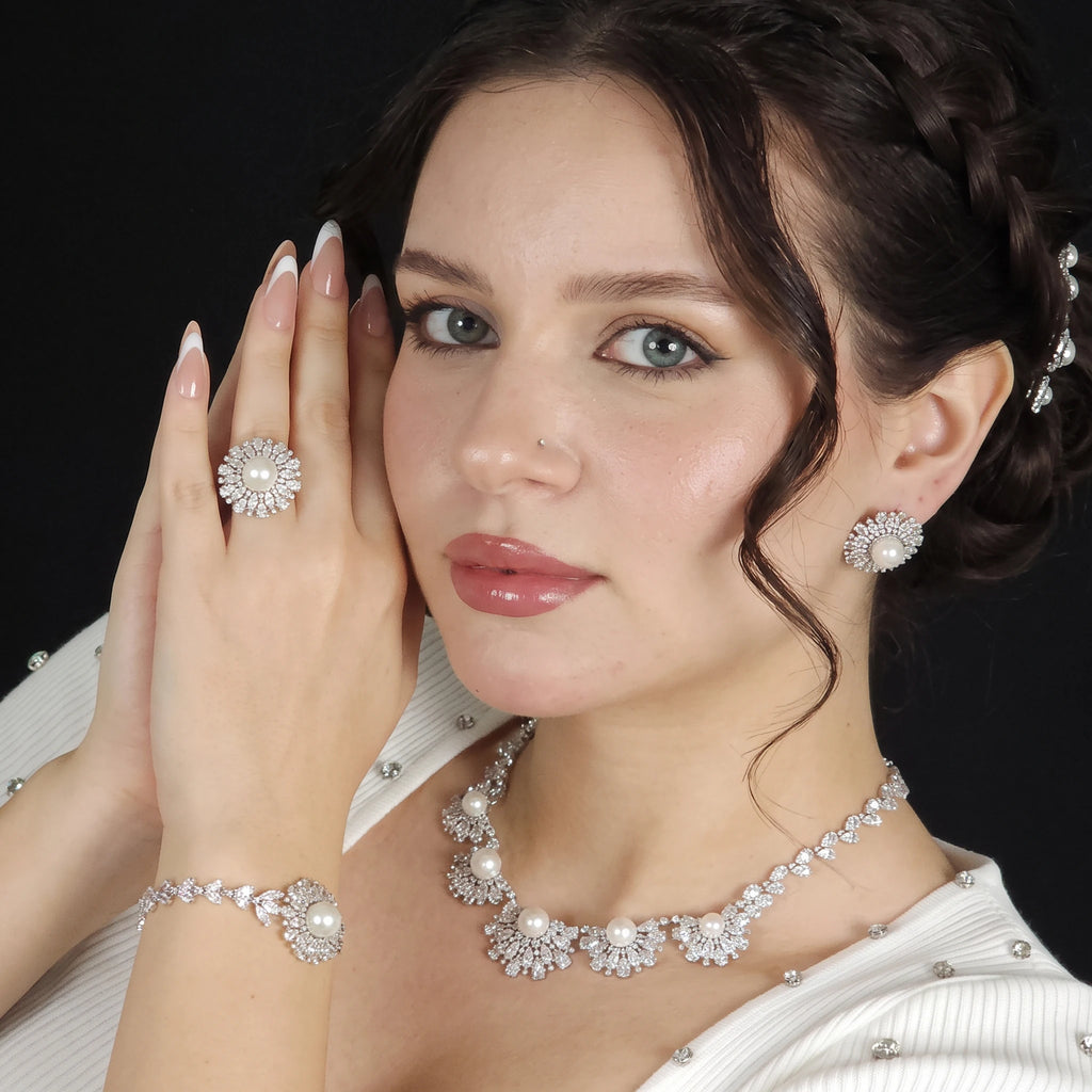 طقم فاخر كلاسيكي من اللؤلؤ الأبيض وأحجار الزركون الشفافة Luxurious, classic Big-set featuring white pearls and clear zircon stones,