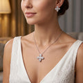 طقم مجوهرات الزهر الرباعي الناعم  مع ترصيع مكثف بأحجار الزركون البيضاء الشفافة Delicate four-petal floral jewelry set, richly studded with clear white zircon stones.