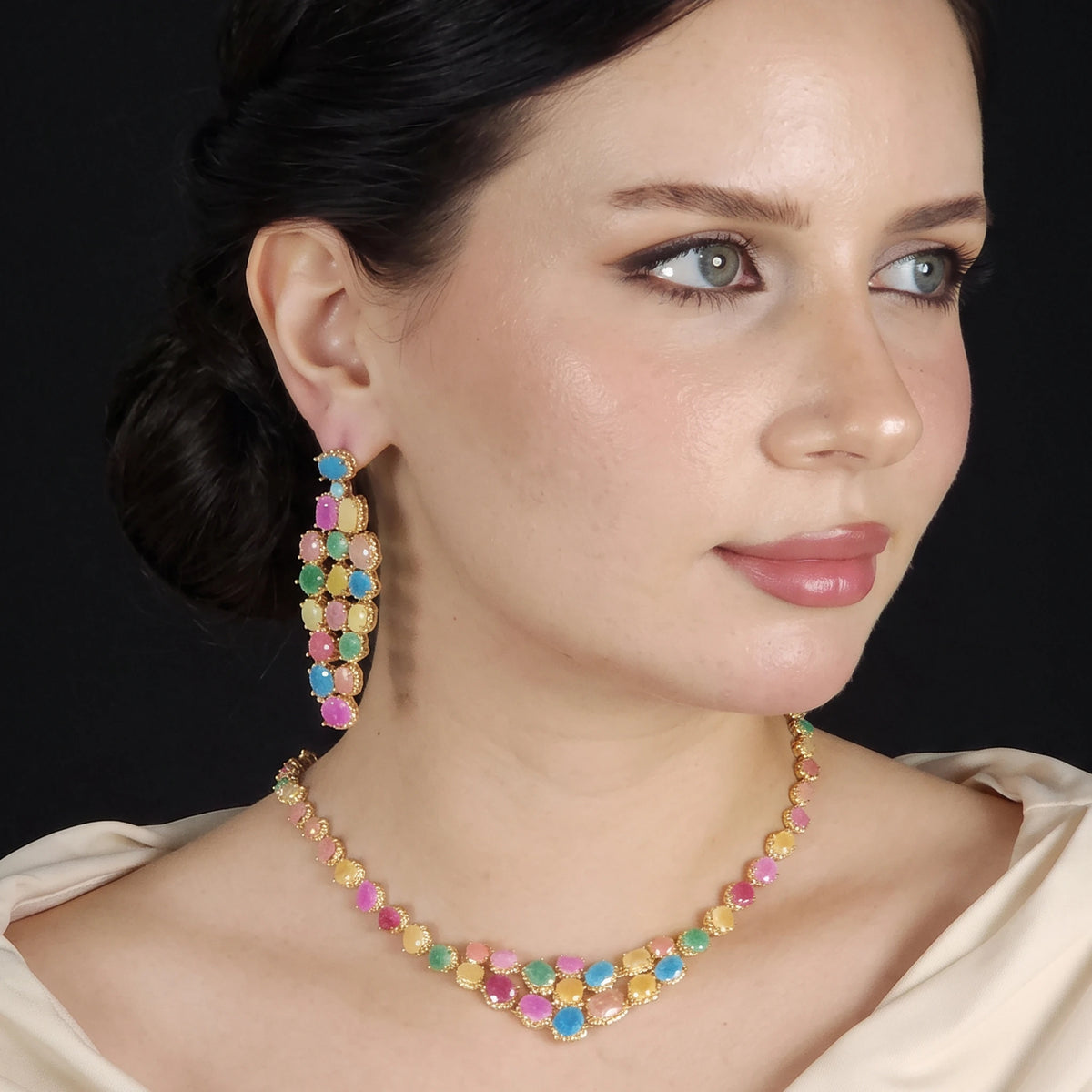 طقم جذاب بالطابع العصري الملون واحجار الزركون واحجار الكويبك Attractive jewelry Set featuring a colorful, modern style, adorned with zircon and cubic zirconia stones.