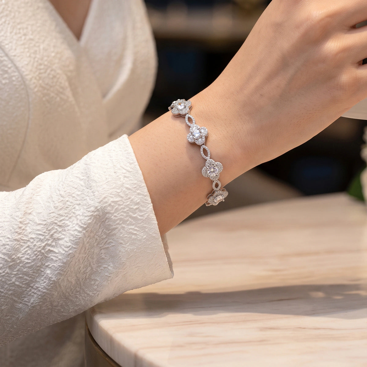 سوار "هالو" بتصميم رباعي الأوراق وحلقة اللانهاية Four-Petal Clover & Infinity Link Halo Bracelet