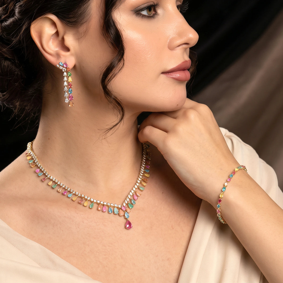 طقم  فاخر ومبهج من احجار الكيوبك الملونة Luxurious and delightful set featuring colorful cubic zirconia stones.