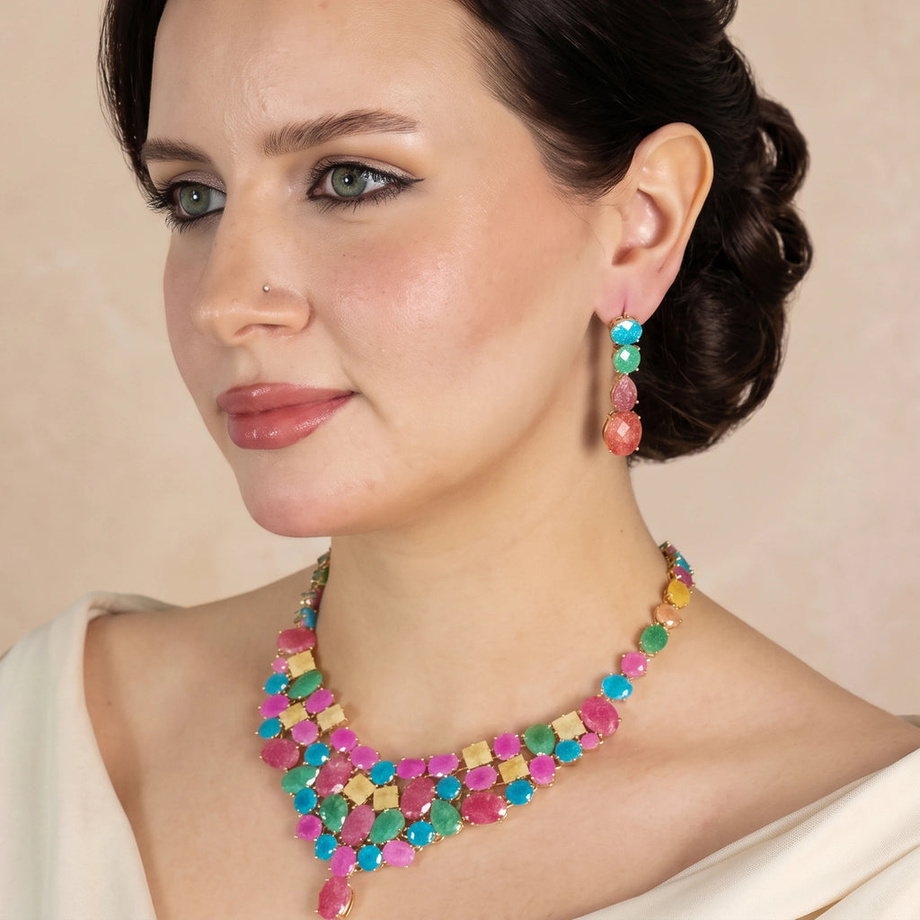 طقم عصري وجريء أسلوب المجوهرات الشرقية بالاحجار الملونة الكيوبك Modern, bold jewelry set featuring an Oriental style and colorful cubic stones.